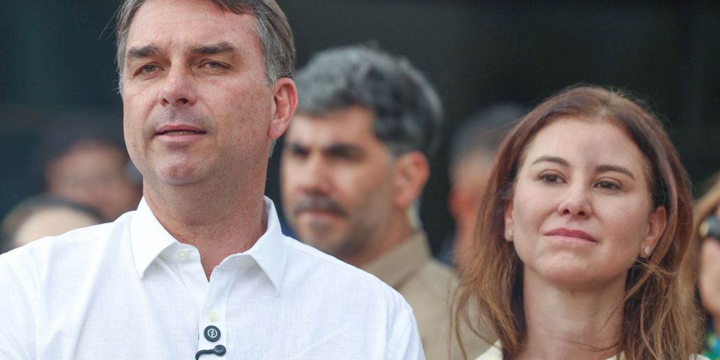 Avião com Flávio Bolsonaro e família segue para Miami; pouso é previsto para as 10h20