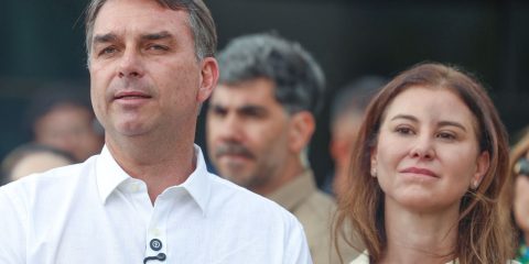 Avião com Flávio Bolsonaro e família segue para Miami; pouso é previsto para as 10h20