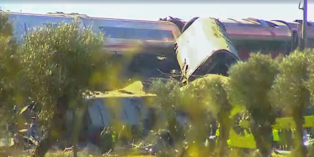 Colisão entre dois trens de alta velocidade deixa ao menos 30 mortos na Espanha