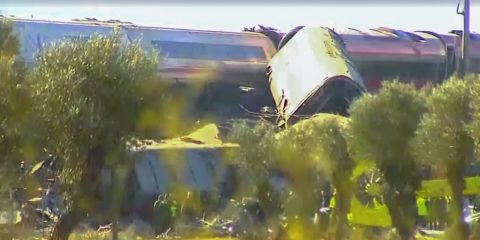 Colisão entre dois trens de alta velocidade deixa ao menos 30 mortos na Espanha